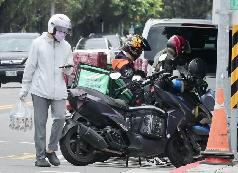 2025年1至4月工業及服務業每人每月經常性薪資平均數為新台幣4萬7,523元，年增3.03%，創25年來同期新高。圖為台北市中正區街頭上工的外送人員。(圖：中央社)