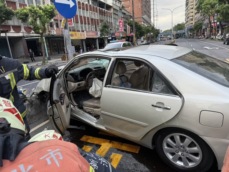 JD
新北三峽重大車禍  多人受傷（2）
新北市三峽區國成街與國光街口19日下午發生重大車
禍，1輛自小客車不明原因衝撞多名路人，多人受
傷，駕駛受困車內被救出送醫。
（翻攝畫面）
中央社記者趙敏雅傳真  114年5月19日
