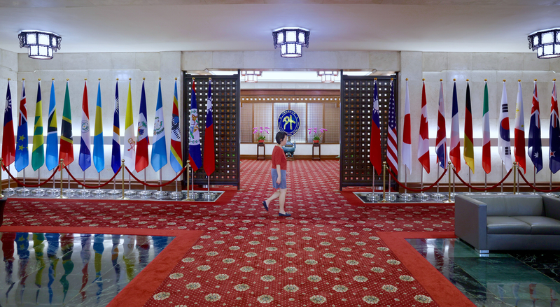 外交部入口處左方為承認台灣主權的邦交國國旗，右方為七大工業國組織（G7）國家以及印太區域等12國國旗。(中央社)
