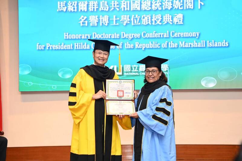 馬紹爾總統海妮獲頒嘉大名譽博士學位
嘉義大學肯定馬紹爾總統海妮（Hilda C. Heine）
（右）將教育理念融入國家治理及長期支持台灣參與
國際社會的付出，5日特別頒發教育學名譽博士學
位，以表彰其貢獻。
（嘉義大學提供）
