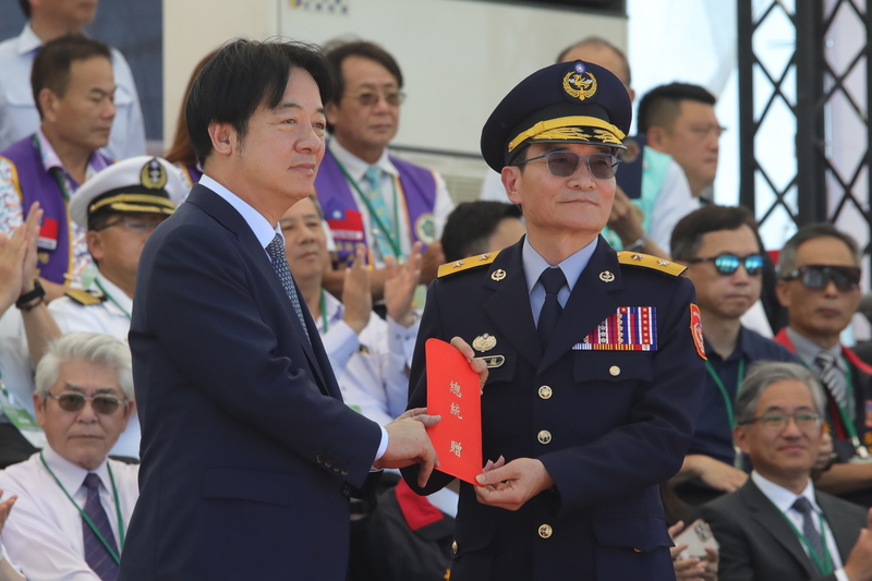 總統賴清德（前左）8日上午到高雄港視導「海安12
號」演習，並頒發加菜金。(中央社)
