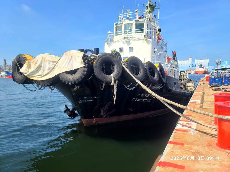 香港籍散裝船「明鴻輪」9日晚間要駛離高雄港時擦
撞碼頭，波及2船，包括台船8號沉沒、台船12號斷
纜，幸無造成人員傷亡。
（高雄港務分公司提供）