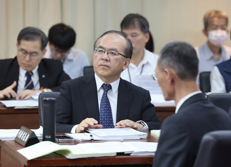 立法院交通委員會11日進行審查「道路交通管理處罰
條例部分條文修正草案」等案，交通部政務次長陳彥
伯（中）列席備詢。(中央社)