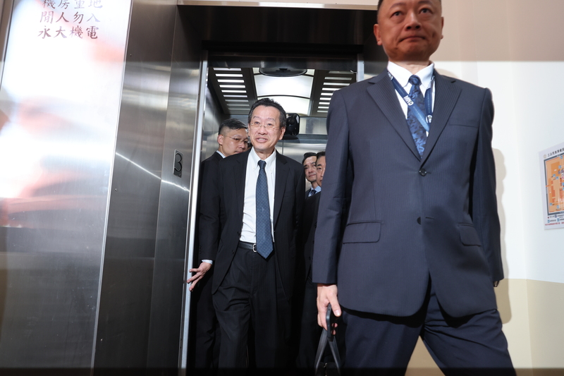 國防部長顧立雄（前左）11日上午赴立法院外交及國
防委員會列席報告並備質詢，會前接受媒體聯訪。
