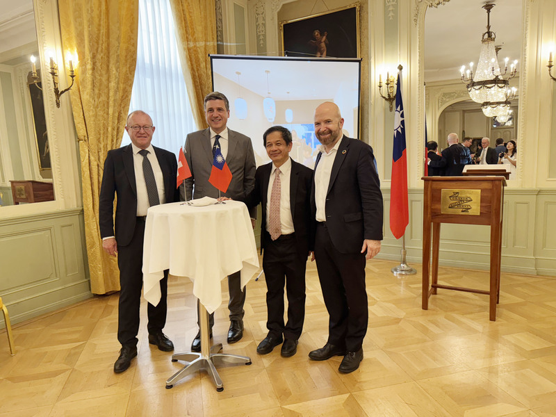 駐瑞士代表處11日於伯恩舉行駐瑞代表黃偉峰（右
2）歡送會，瑞士國會友台小組的跨黨派議員等約70
位賓客出席。
