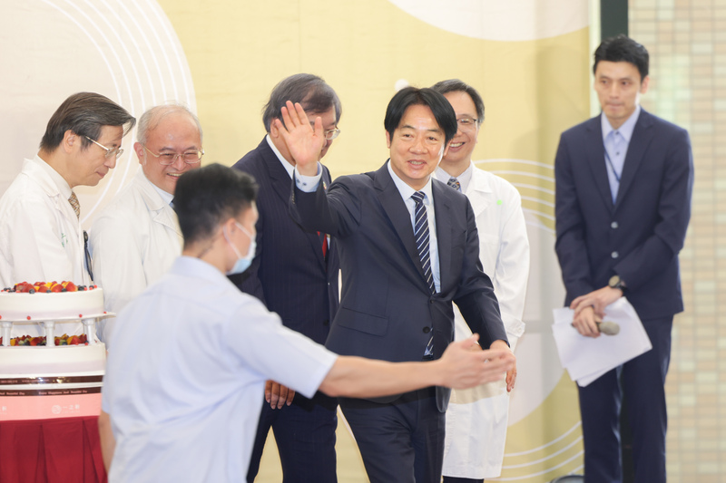 MD
台大醫院130週年院慶  賴總統出席
台大醫院130週年院慶活動16日在台灣大學醫學院舉
行，總統賴清德（前中）出席，向現場醫護人員揮手
致意。
中央社記者裴禛攝  114年6月16日
