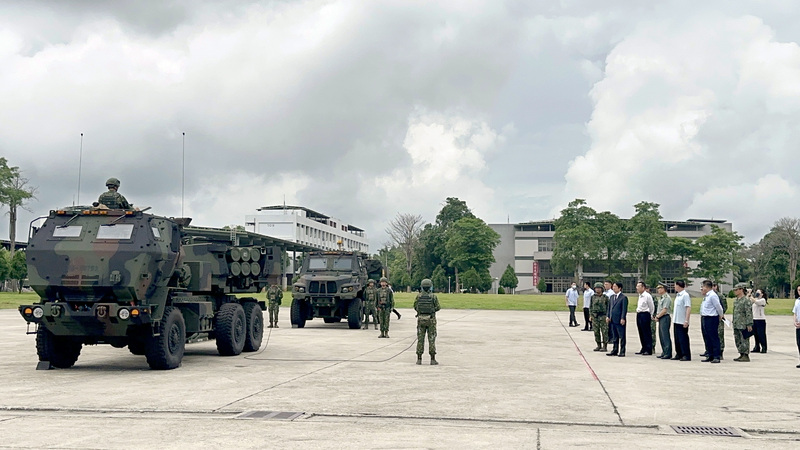 PD
總統賴清德勗勉砲兵第58指揮部 致贈加菜金
總統賴清德（右穿西裝者）17日勗勉「陸軍砲兵第58
指揮部」，國軍實地操作新式武器系統，賴總統一邊
聆聽簡報，一邊看著國軍熟練操作「海馬士」多管火
箭系統。
中央社記者趙麗妍攝 114年6月17日

