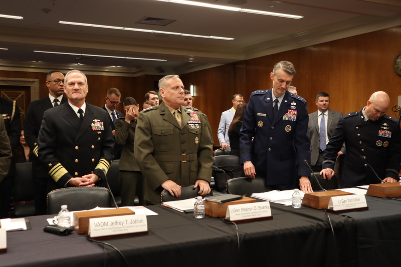 美國聯邦參議院撥款委員會「軍事設施、退伍軍人事
務及相關機構小組」17日舉行年度預算聽證會，陸戰
隊主責軍事設施及後勤的副司令斯卡倫卡（前排右
3）等軍方官員出席。