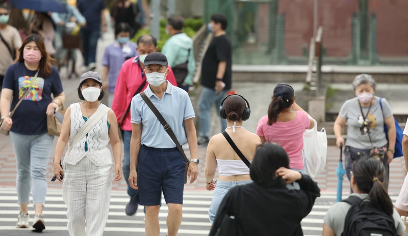 天氣炎熱高溫達36度 午後留意局部大雨。
