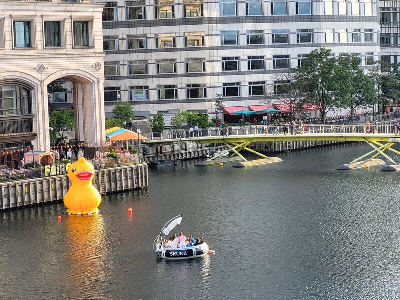 英國氣象局18日示警，英國境內未來恐出現長達一個月以上熱浪。圖為倫敦碼頭區（London Docklands）金融時尚生活圈金絲雀碼頭（Canary Wharf）一帶，民眾趁好天氣搭船烤肉遊河。
