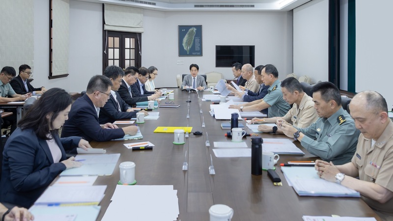 總統賴清德（圖中）19日下午主持例行軍事會談，他
表示，中國在第一、第二島鏈全區域的軍事施壓，未
因中東局勢有所減緩，山東艦、遼寧艦2航空母艦船
團連日來在相關海面行動，更為印太地區帶來可觀風
險。
（總統府提供）