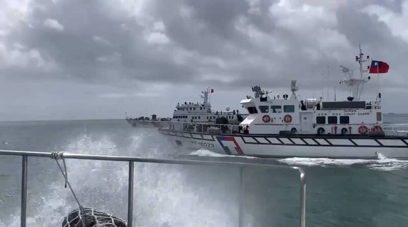 4艘中國海警船19、20日連續2天侵擾金門海域，海巡署均派遣巡防艇併航對應、蒐證，並以中、英文方式透過無線電廣播要求航離。(圖：中央社)