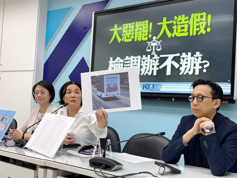 國民黨立法院黨團副書記長陳玉珍（中）、翁曉玲（左）及立委葛如鈞（右）21日舉行記者會，指出罷
免二階連署人重複比例過高，質疑罷團偽造文書，要求中選會立即告發。