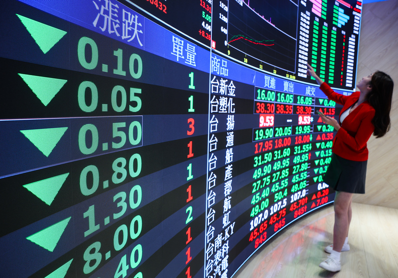 台北股市23日開低走低，收盤跌313.72點，為
21732.02點，跌幅1.42%，成交金額新台幣3076.01億
元。
