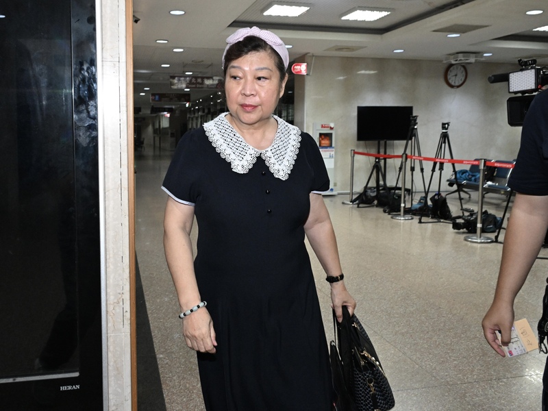 台北地檢署偵辦民進黨新北市議員陳乃瑜罷免案疑涉
偽造提議書案，24日指揮調查局搜索並約談多人，其
中包含國民黨立委羅明才新店服務處繆姓主任
（圖），晚間移送北檢複訊。