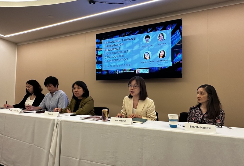 華府智庫全球台灣研究中心（GTI）24日舉辦「強化台灣資訊韌性：記者如何能對抗假訊息」座談，FactLink數位素養實驗室共同創辦人陳慧敏（左2）、首席調查記者馬麗昕（左3），及前自由亞洲電台執行主編李弘敏（右2）等人出席。
