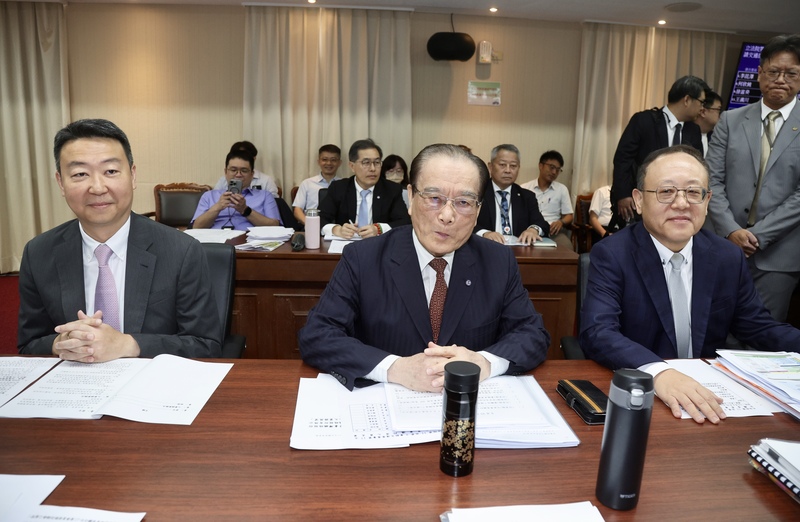 立法院交通委員會25日邀請交通部長陳世凱(前左起）、台鐵公司董事長鄭光遠、台灣高鐵公司董事長史哲列席，針對交通部觀光署、台鐵及高鐵人事調整及新任首長的業務展望進行專題報告，並備質詢。(圖：中央社)