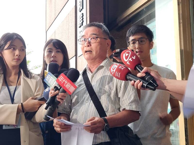 民進黨立委林岱樺涉詐助理費遭起訴，民進黨中常委陳茂松（中）25日為她抱屈。