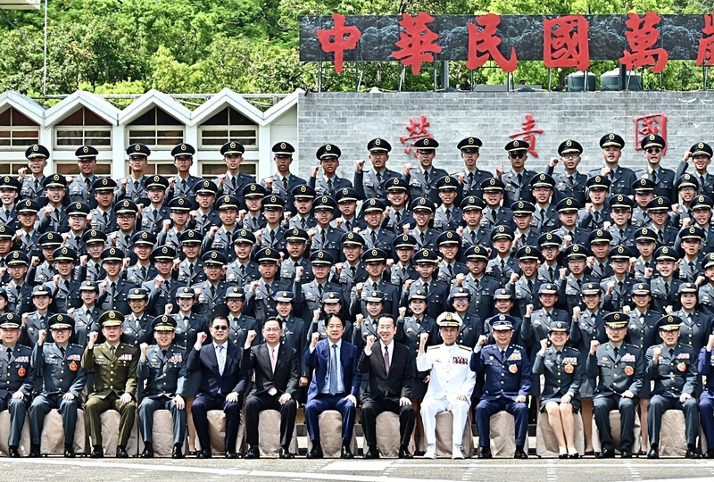 總統賴清德（前排中）26日上午在國安會祕書長吳釗
燮（前排左6）、國防部長顧立雄（前排右6）陪同
下，在高雄陸軍官校出席114年三軍八校院聯合畢業
典禮，與畢業生合影。