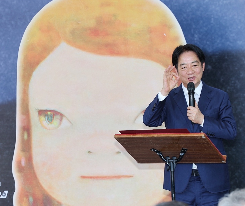 「跟著朦朧潮濕的一天去金瓜石」開幕活動28日上午
舉行，總統賴清德（圖）致詞表示，此次在金瓜石的
展覽還有4名台灣新銳藝術家一起展出，展現台日藝
術的交流激盪，他想邀請全國好朋友一起跟著畫作去
旅行，也想邀請日本朋友一起跟著奈良的畫作在台灣
旅行。
