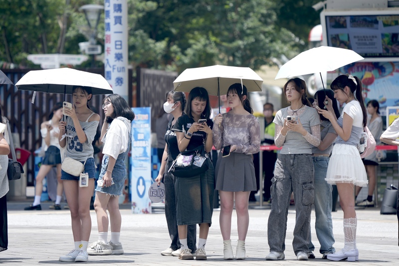 全台高溫炎熱 雙北亮橙燈、南部午後防局部大雨。
