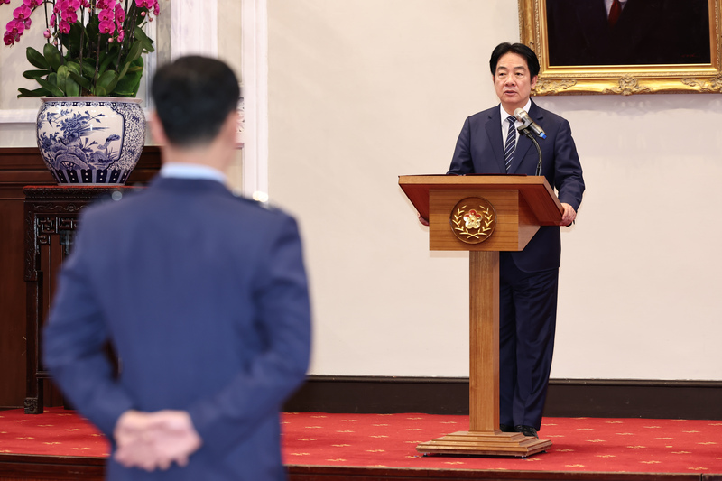 總統賴清德（後）30日上午在總統府主持中華民國
114年7月份將官晉任授階典禮，並致詞勉勵。
