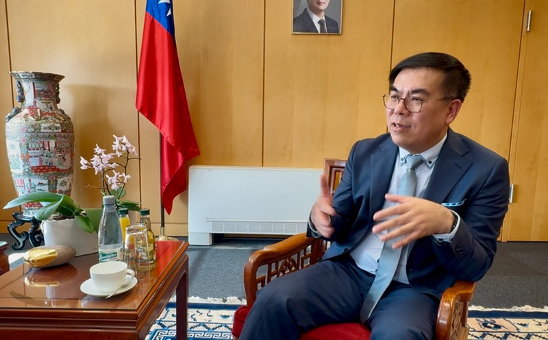 環境部長彭啓明在柏林接受中央社專訪表示，近年
台灣與德國在碳定價、碳權交易的討論與互訪交流頻
繁，他個人也會開直播，透過社群讓大眾了解碳總量
管制與排放交易（ETS）的重要性。