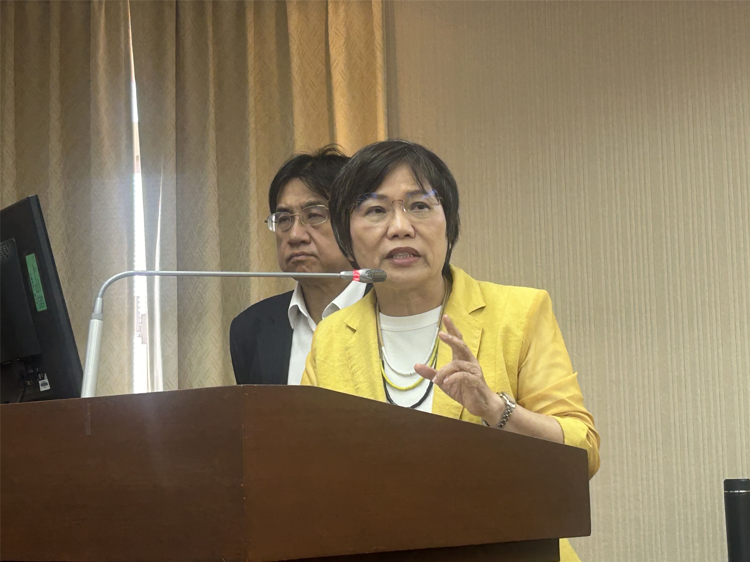 立法院內政委員會19日審查住宅法修正案，內政部長劉世芳(前)、內政部國土署署長吳欣修列席和朝野立委修法草案。(趙婉淳 攝)