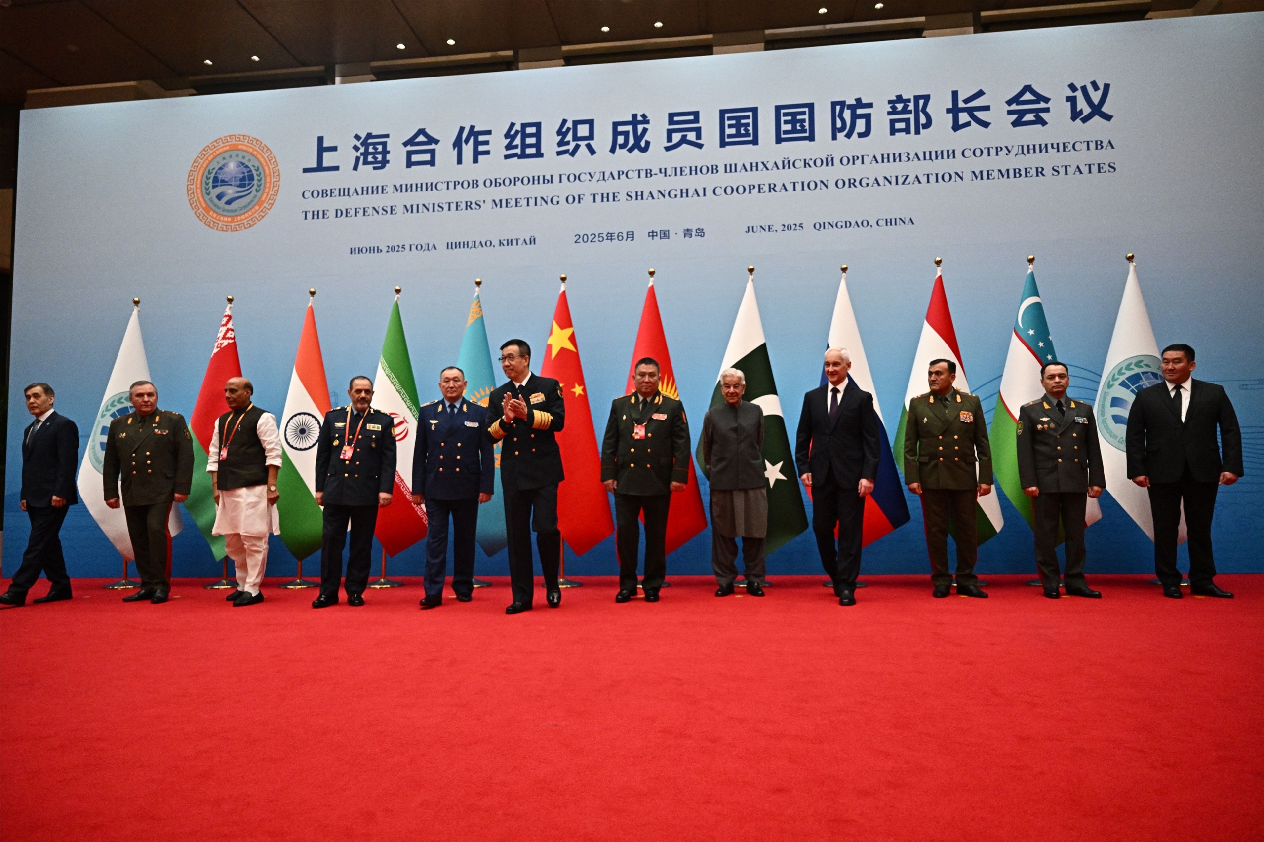 上海合作組織成員國國防部長會議在中國山東省青島市舉行，與會代表合影。(AFP)