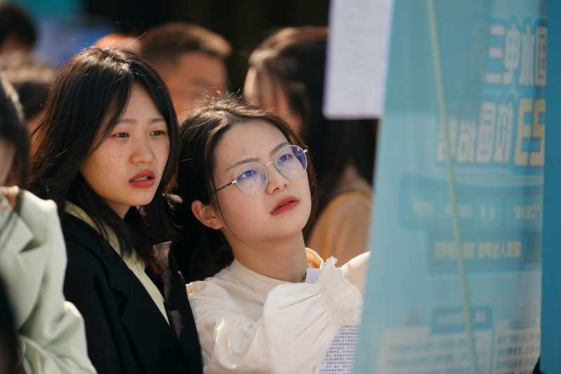 據中國教育部資料，2024年全國高校畢業生人數達到1,222萬人，再創新高。然而，這些新鮮人卻面臨一個異常冰冷的市場。示意圖。(中新社提供/圖：中央社)