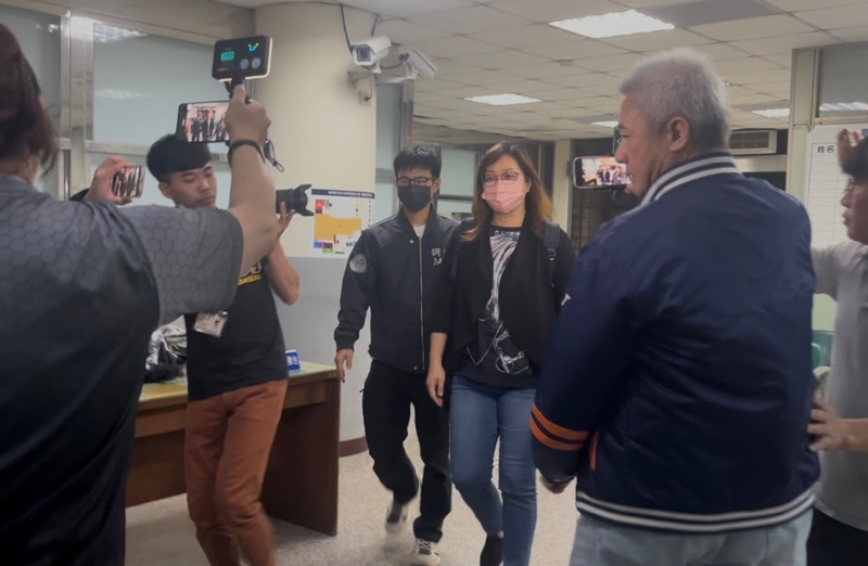 新北地方檢察署24日起訴國民黨新北市黨部書記長陳貞容等31人。圖為陳貞容（右3，著牛仔褲者）4月29日凌晨移送新北檢複訊。（圖：中央社）