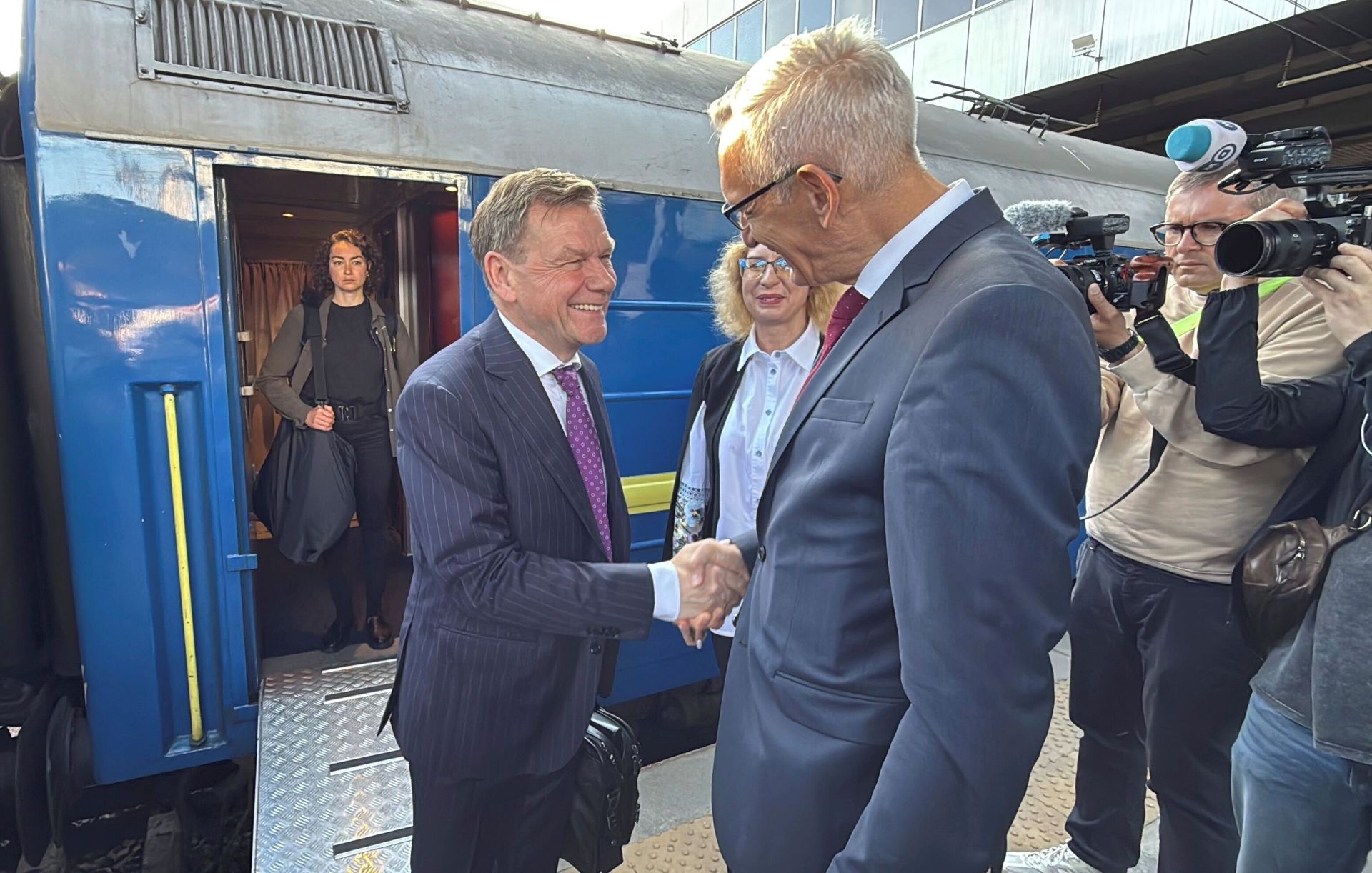 德國外交部長瓦德福(Johann Wadephul，前左1)30日突然造訪烏克蘭基輔。(美聯社/達志影像)