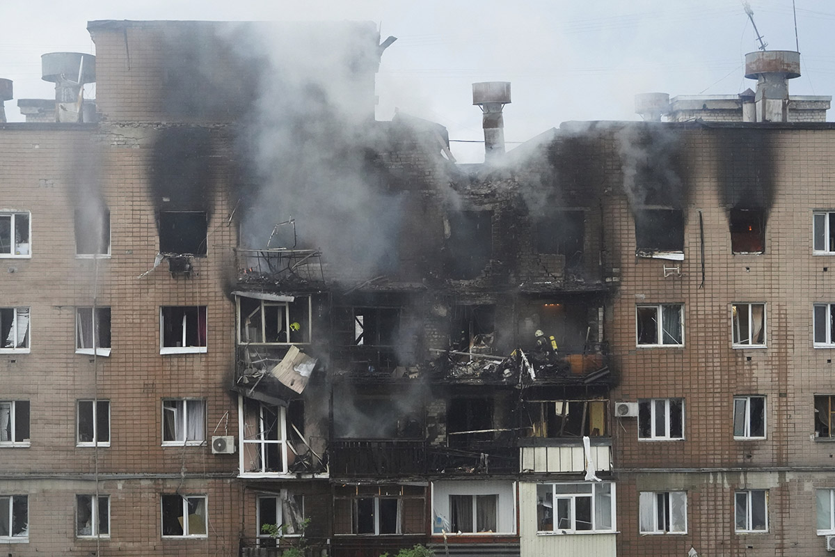 俄羅斯7日對烏克蘭全境展開報復行動。圖為烏國哈爾科夫一棟大樓遭擊。