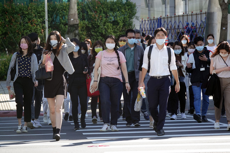 圖為南港軟體園區街頭上班族過馬路。資料照。