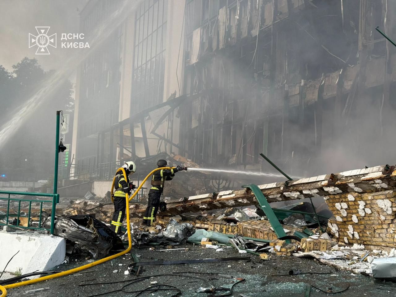 俄羅斯16日夜間向烏克蘭發射數百架無人機和數十枚飛彈進行攻擊，擊中基輔數十個平民目標。(FB@Володимир Зеленський)