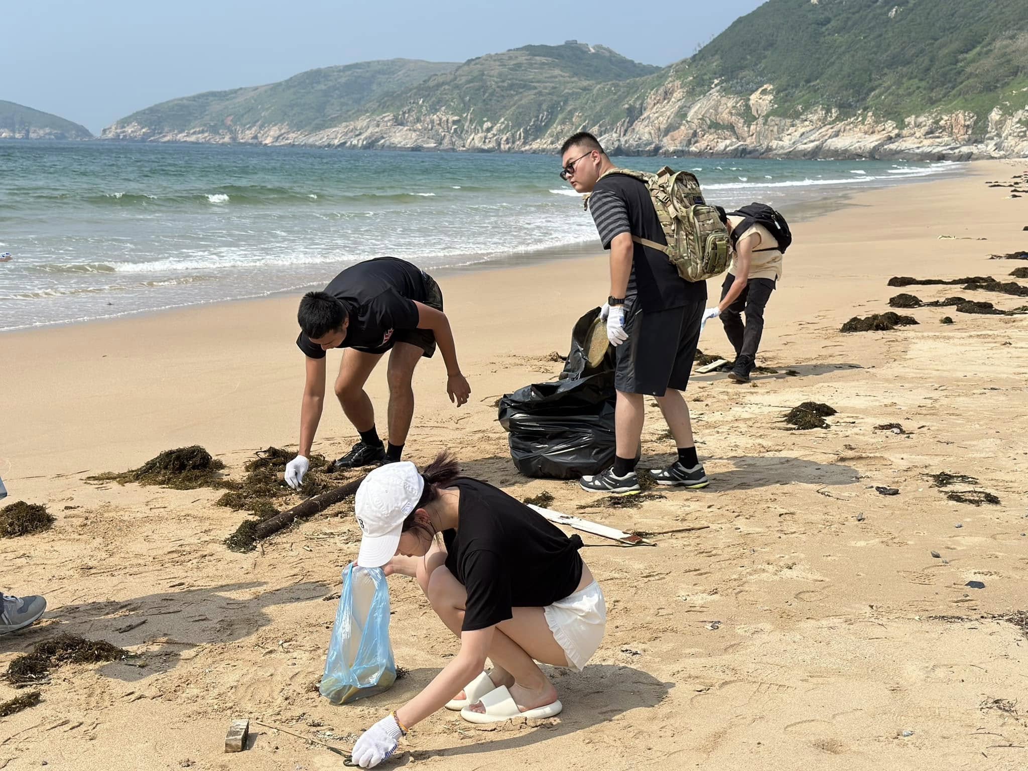 教育部青年發展署為鼓勵更多青年於暑假期間從事公益服務，今年新增「專案型服務方案」開放青年志工申請。圖為世界海洋日當天，青年志工前往淨灘。(教育部青發署粉專)