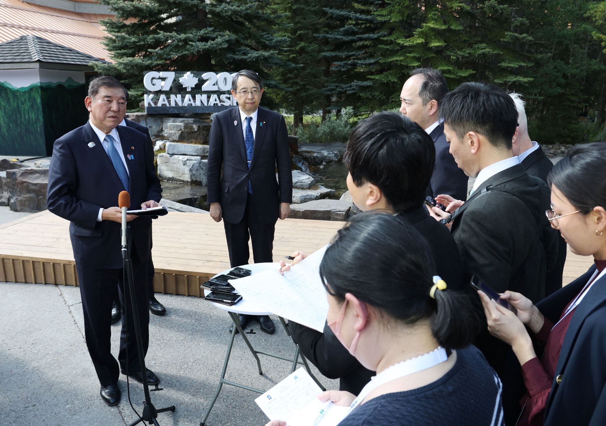 日本首相石破茂16日在加拿大舉行的G7峰會場邊，會見媒體記者。(AFP)