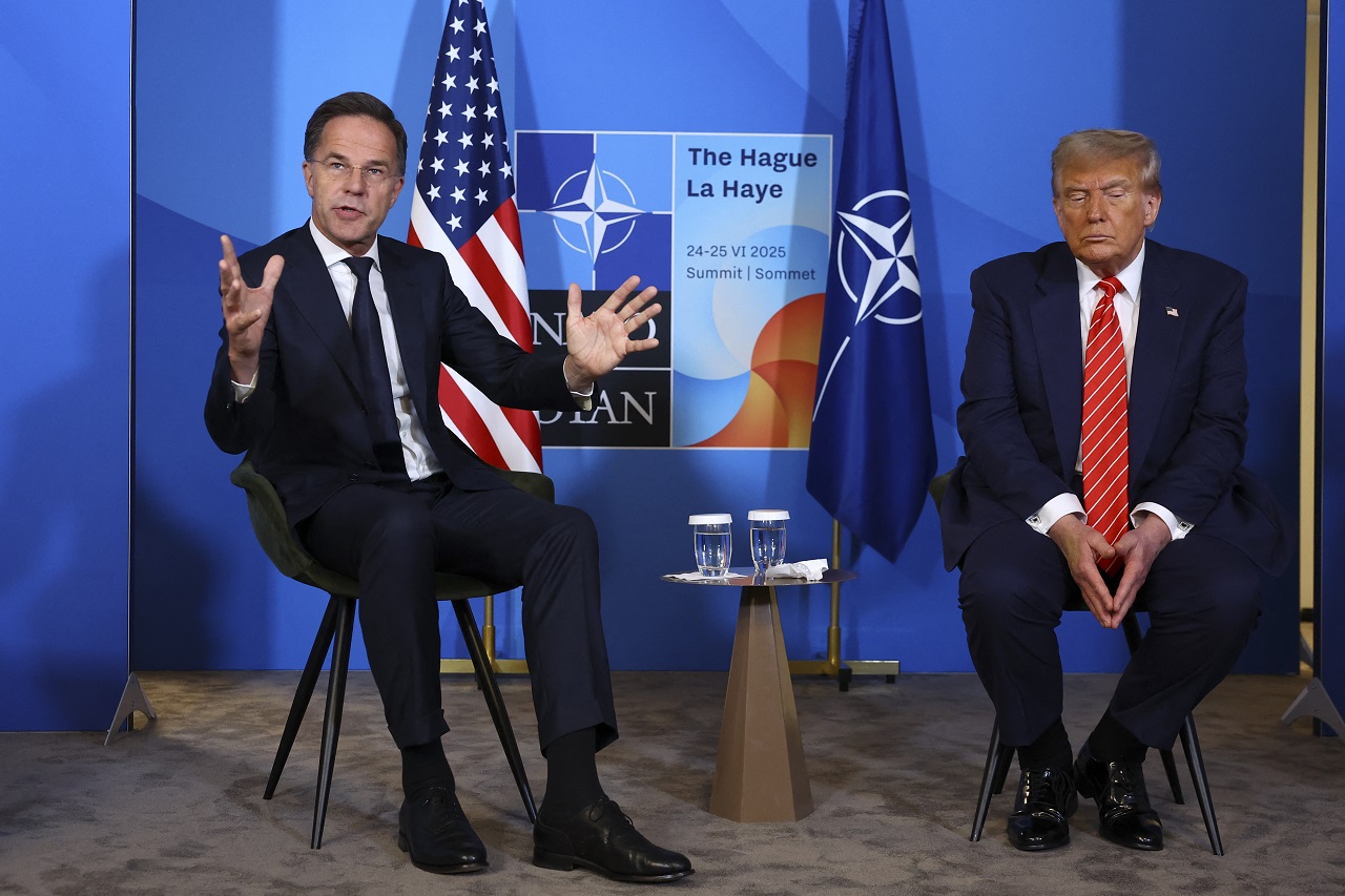 美國總統川普(右)25日與北大西洋公約組織秘書長呂特(左)進行會談。(AFP)