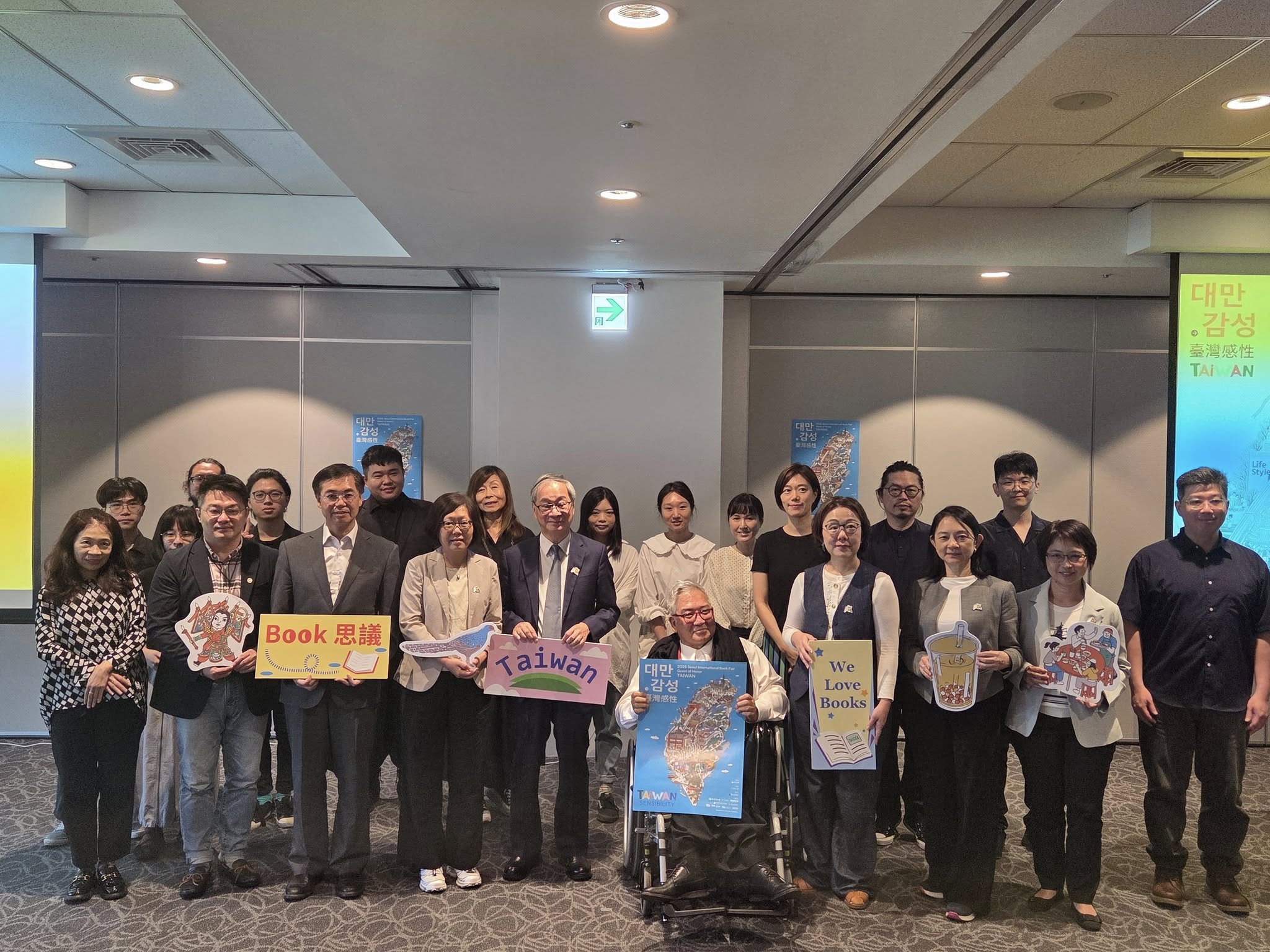 文策院10日舉辦記者會，宣告台灣將擔任2025首爾國際書展主題國，且參展規模盛大，是一次台韓文化交流重要歷程碑。(江昭倫 攝)