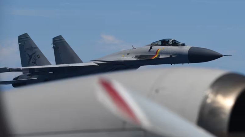 8日一架中國殲-15戰鬥機異常接近日本P-3C巡邏機。(日本防衛省)