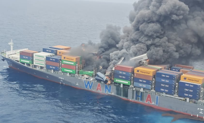 萬海航運所營運的WAN HAI 503旺春輪9日上午在印度西部外海發生火警。(X平台/@IndiaCoastGuard)