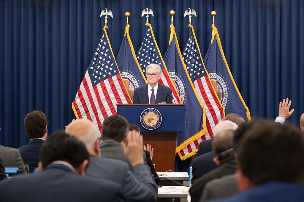 美國聯準會主席鮑爾(Jerome Powell)主持FOMC會議會後記者會。(FB/@federalreserve)