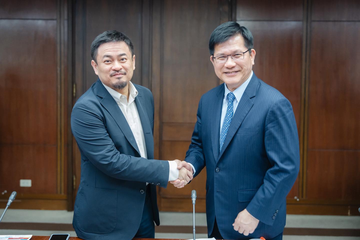 為強化台灣與理念相近國家的人才交流，外交部長林佳龍與勞動部長洪申翰召開雙部長會議。 (圖:FB/林佳龍)