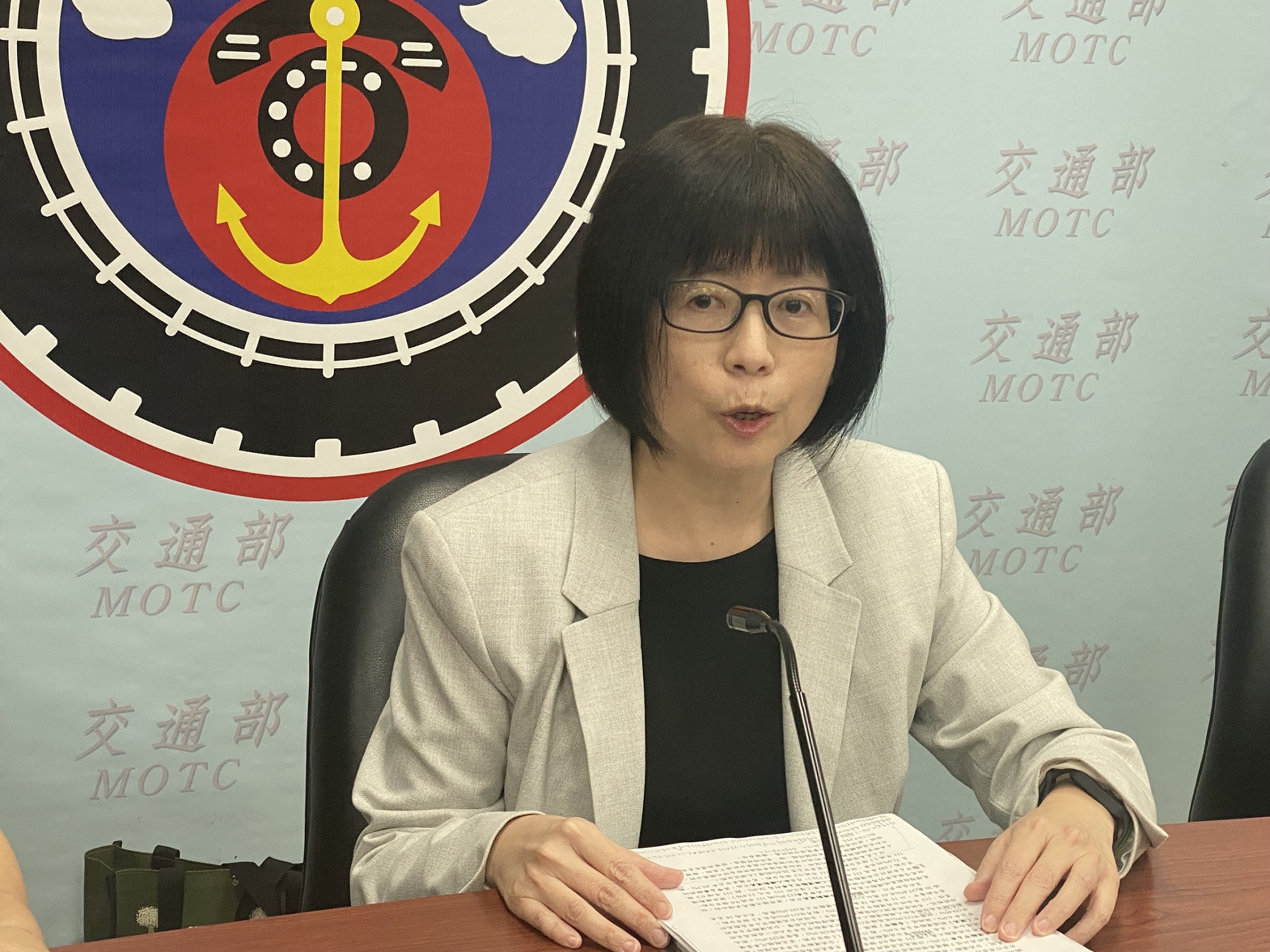 交通部統計處長陳惠欣20日公布去年全台民眾日常使用運具的調查報告。(吳琍君攝)