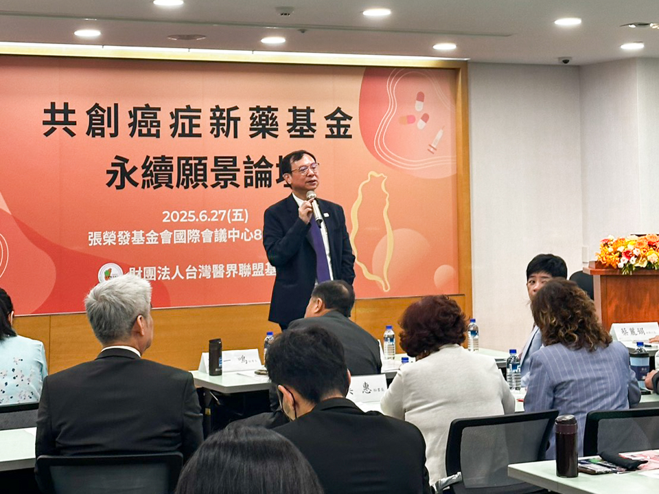 健保署長石崇良說明癌藥基金上路情況。(楊雨青攝)