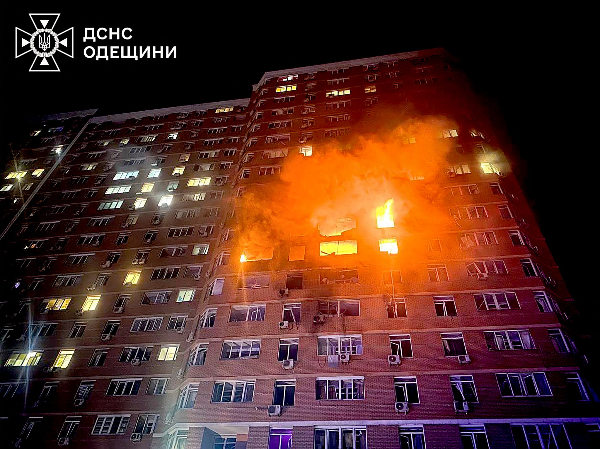 俄羅斯28日出動大批無人機襲擊烏克蘭， 奧德薩(Odesa)一棟高樓著火。(AFP)