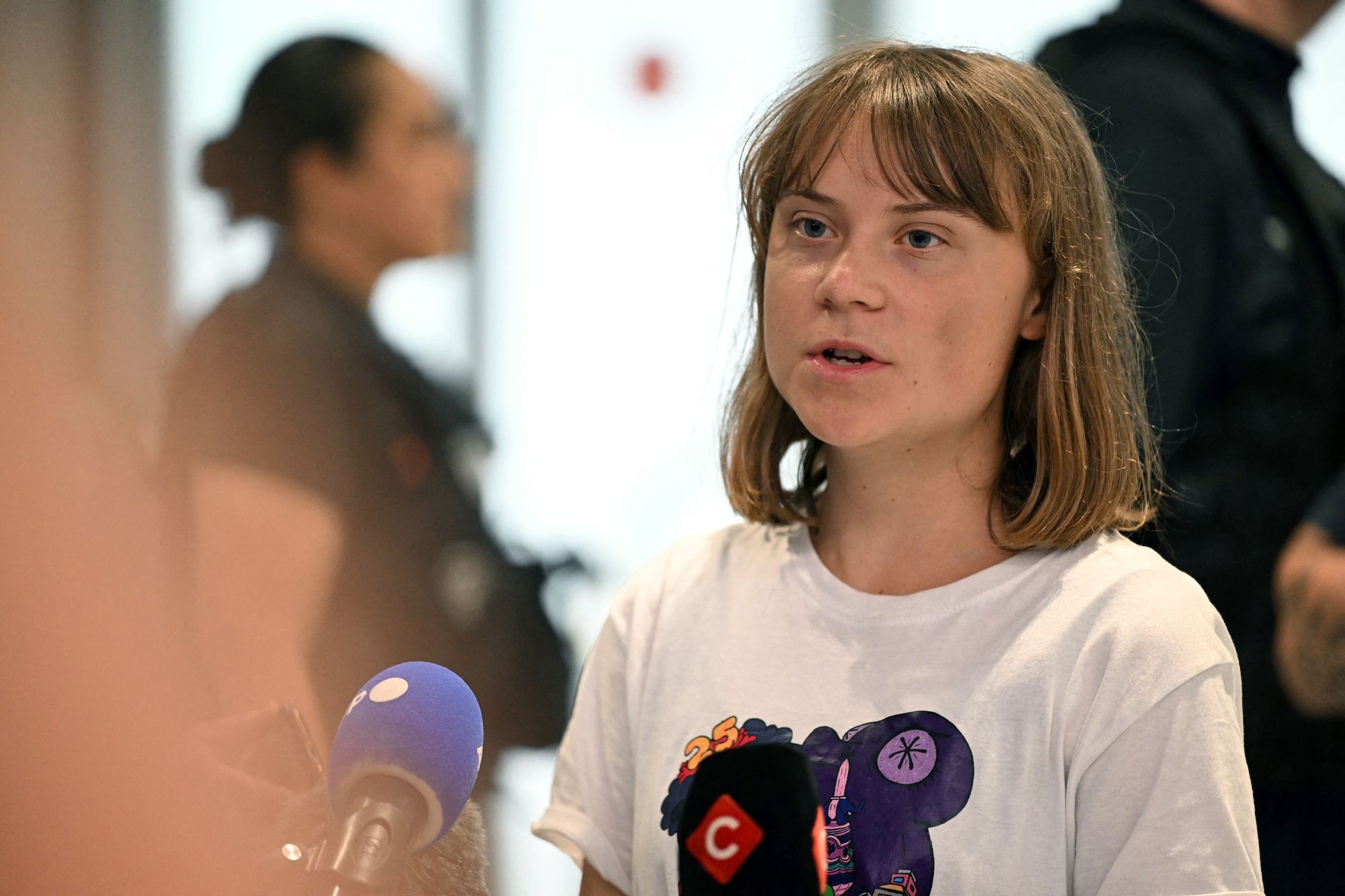 環保活動人士童貝里(Greta Thunberg)在被以色列驅逐出境後已在10日晚間返回瑞典。圖為她在法國戴高樂機場轉機時接受採訪。 