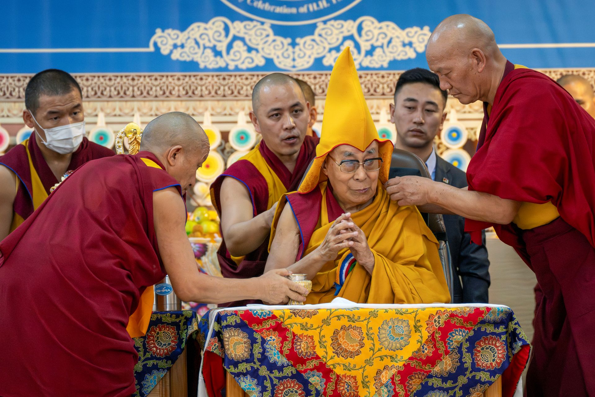西藏精神領袖達賴喇嘛(Dalai Lama，前中)7月6日將慶祝90大壽。(美聯社/達志影像)