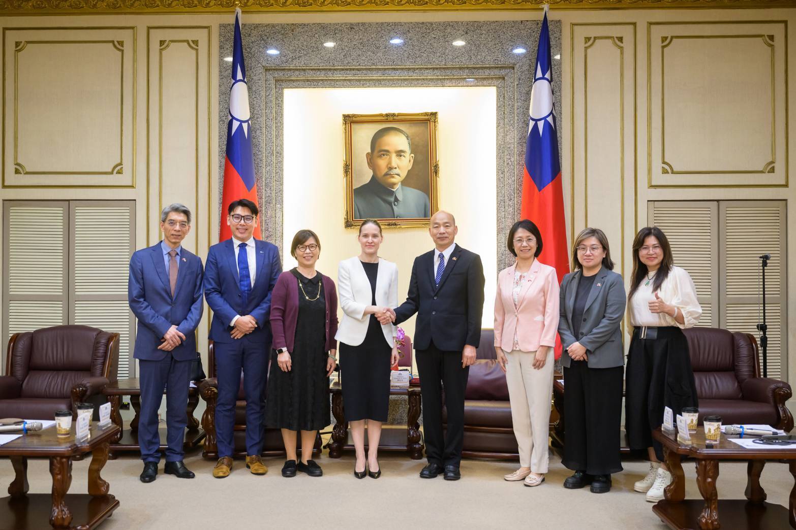 立法院長韓國瑜今天(12日)接見「德國經濟辦事處」處長蘭依樺（Dr. Eva Langerbeck）一行。(立法院提供)