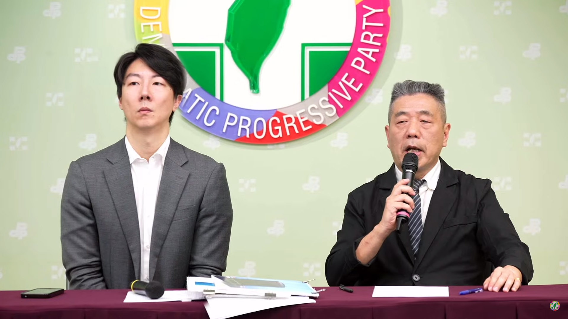軍事戰略學者蘇紫雲(右)19日與民進黨共同召開記者會，呼籲相關國防預算應該儘速通過。左為民進黨發言人吳崢。(翻攝民主進步黨YouTube直播)